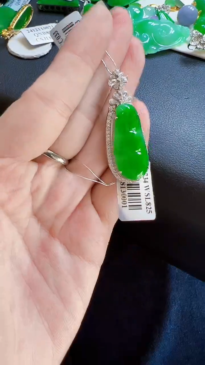 颈饰18K金镶嵌翡翠豆