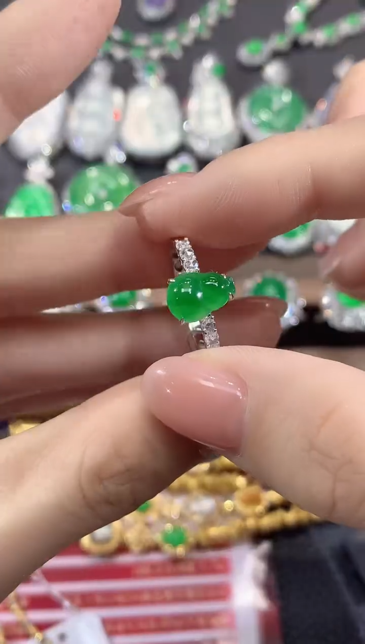 18K金镶嵌戒指翡翠A8翡翠多样性发一件