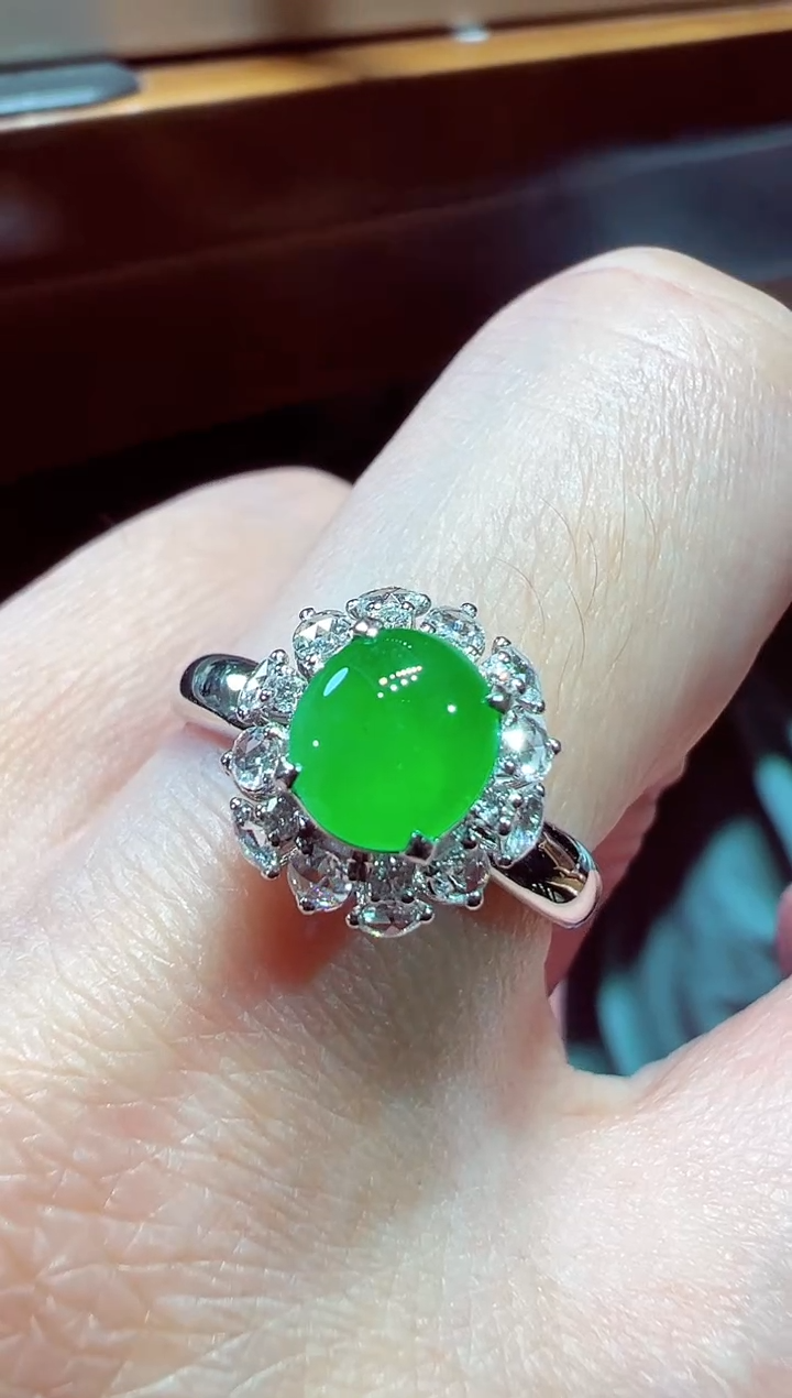 翡翠18K金镶嵌戒指蛋面