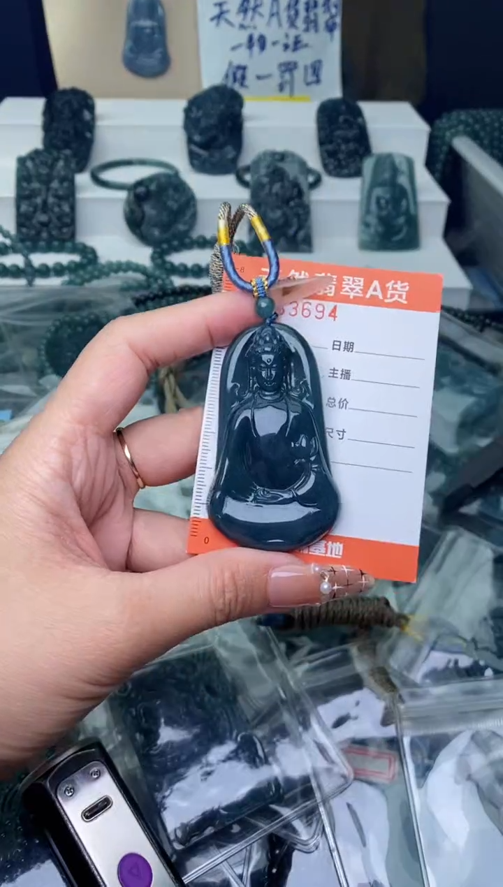 翡翠未镶嵌颈饰········