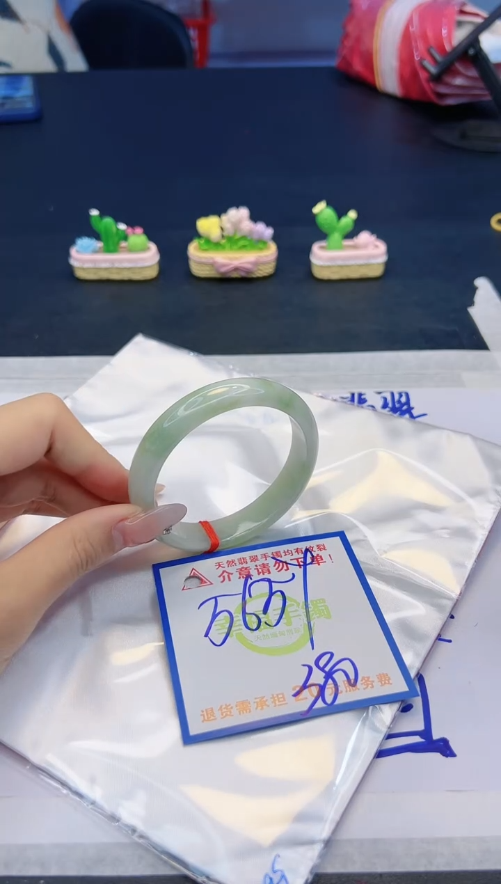 【闪购商品】翡翠手镯未镶嵌，质检证书图片色彩偏黑白