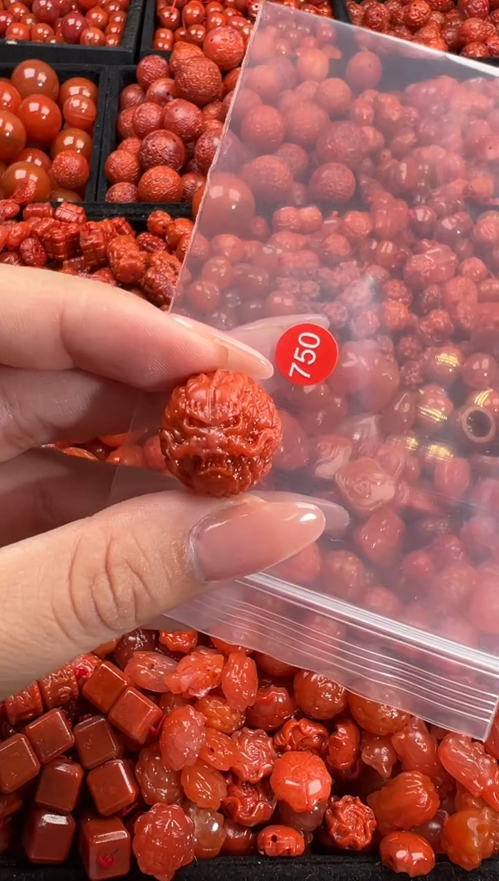 南红玛瑙未镶嵌颈饰金*月1