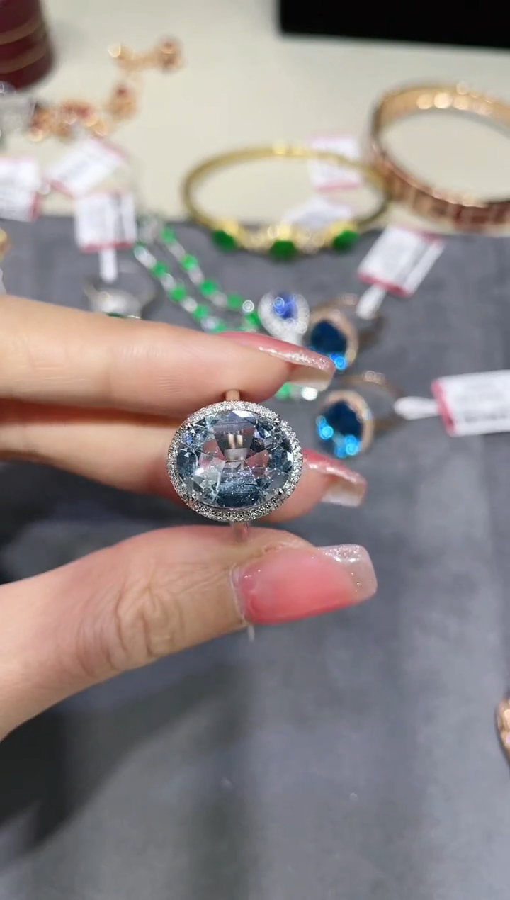 18K金镶嵌海蓝宝石戒指