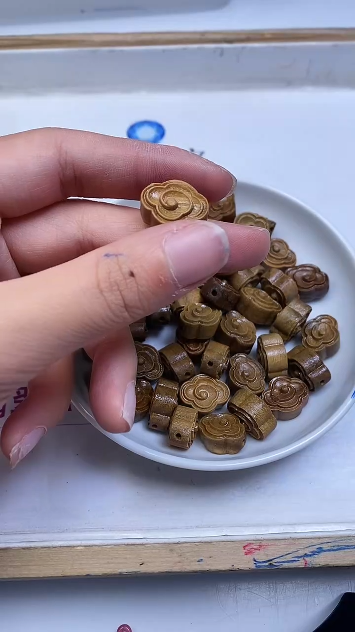 维腊木（绿檀）散珠E836 绿檀 祥云 13*10*17mm 1个7.8元