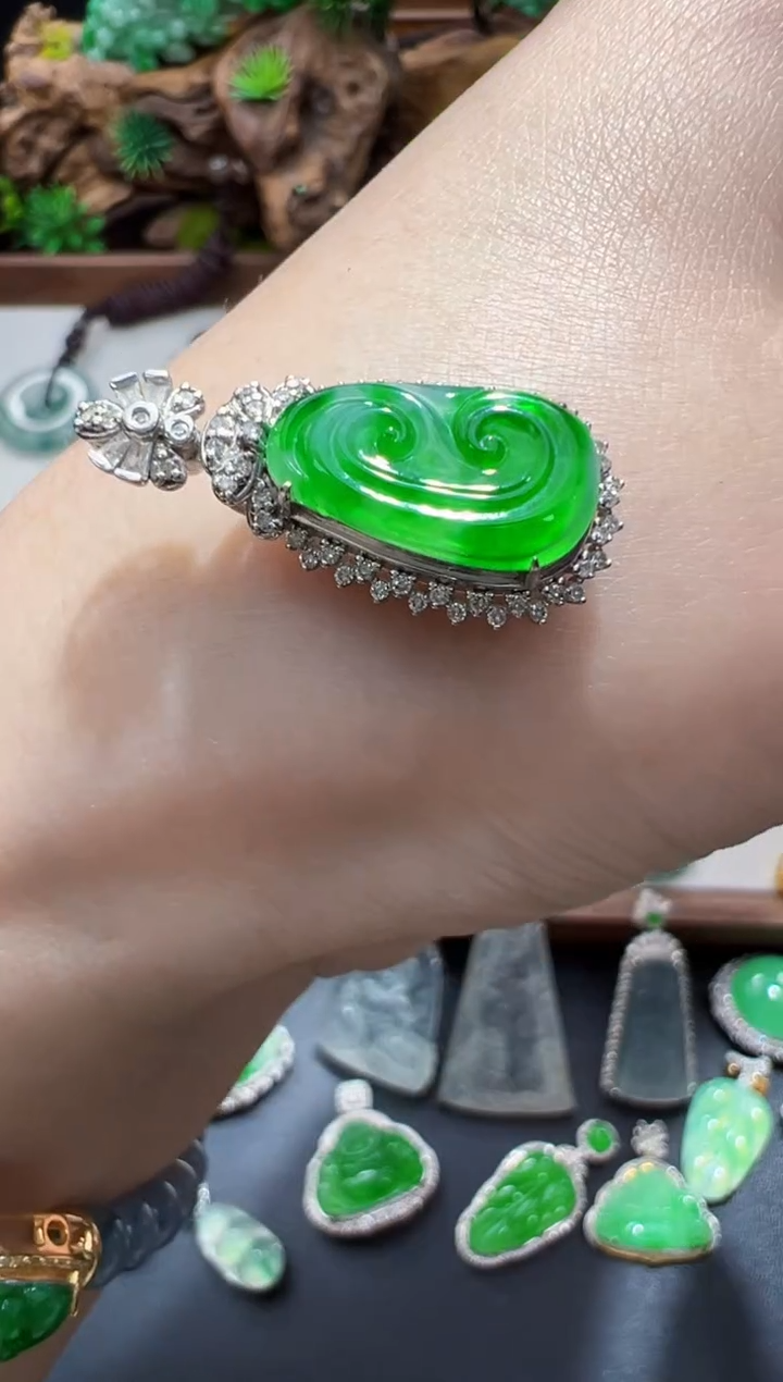 颈饰18K金镶嵌翡翠26.6*12.4*7.1如意