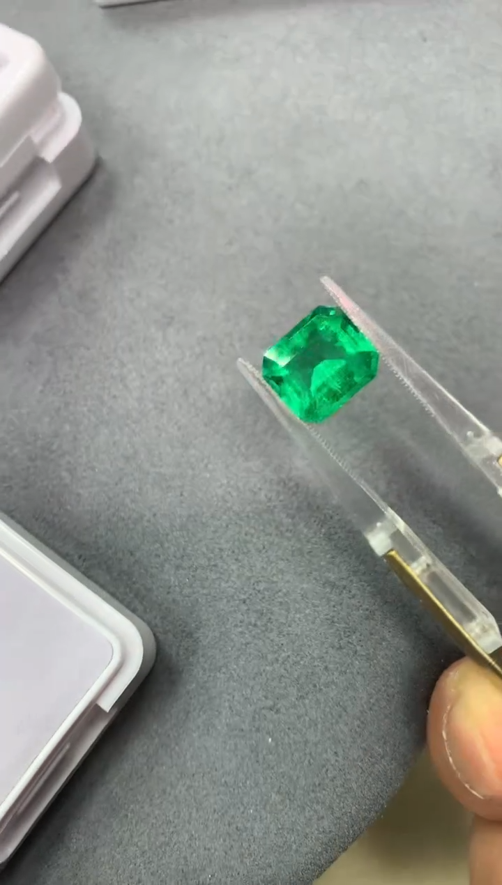 【闪购商品】祖母绿裸石未镶嵌3.67ct GUILD