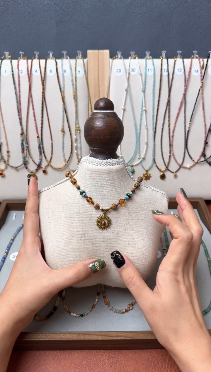 石英质玉合金颈饰太阳