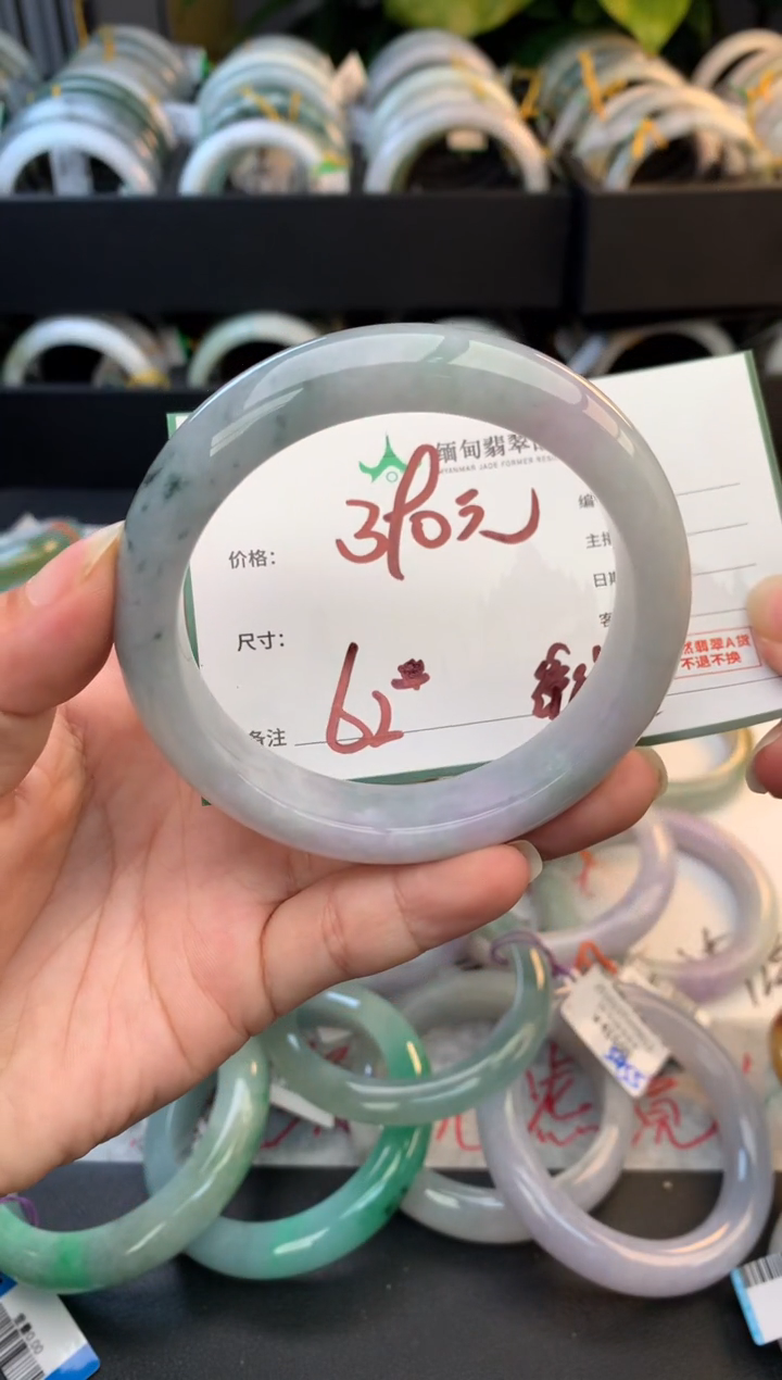 未镶嵌定制翡翠毛货需精细抛光+多人