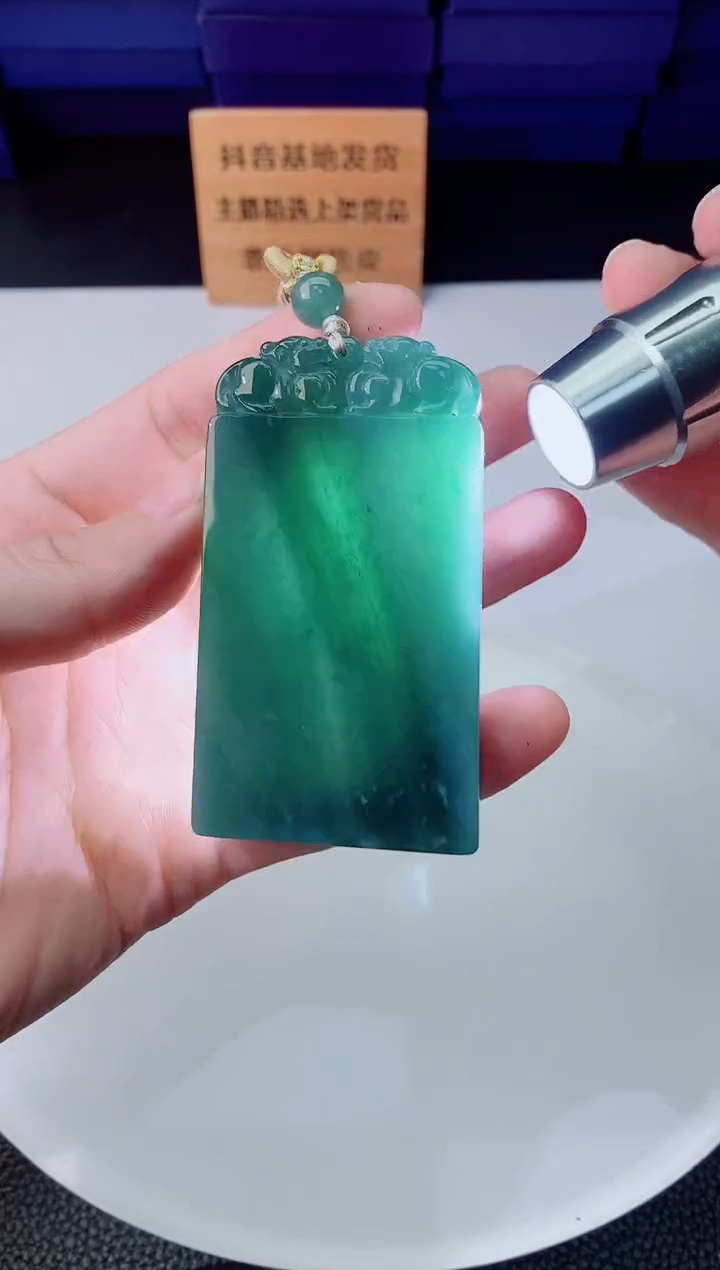 颈饰未镶嵌翡翠   `