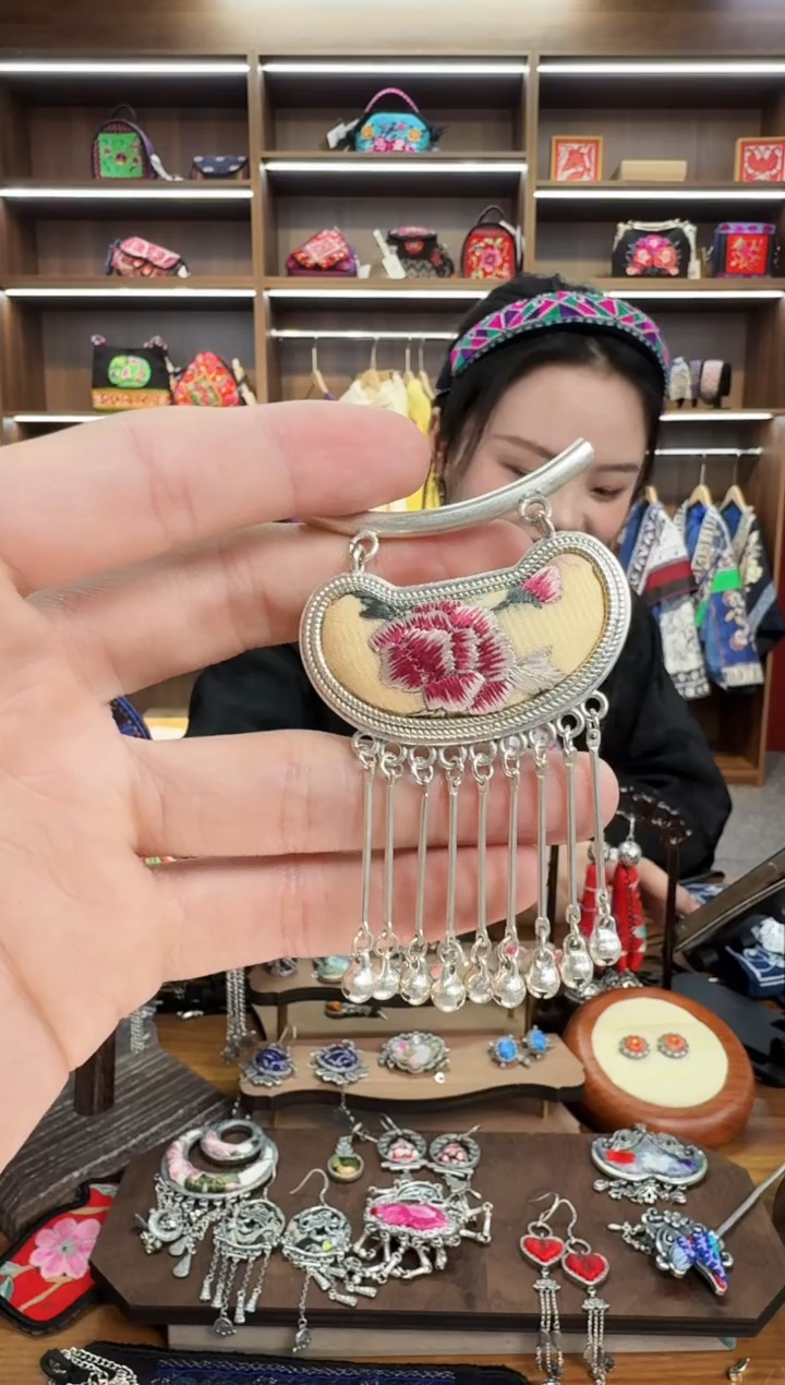 【闪购商品】织绣180蒙阿苏苗绣传承