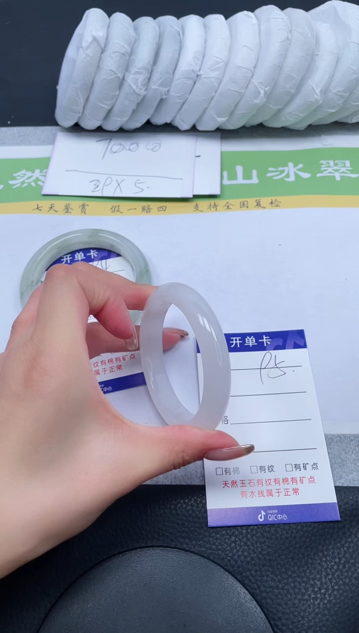 【闪购商品】石英质玉手镯未镶嵌A95-55+ (微微一抹翠)