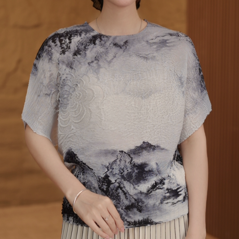 华姐三宅新款国风气质褶皱显瘦时尚龙鳞格妈妈装短袖T恤上衣