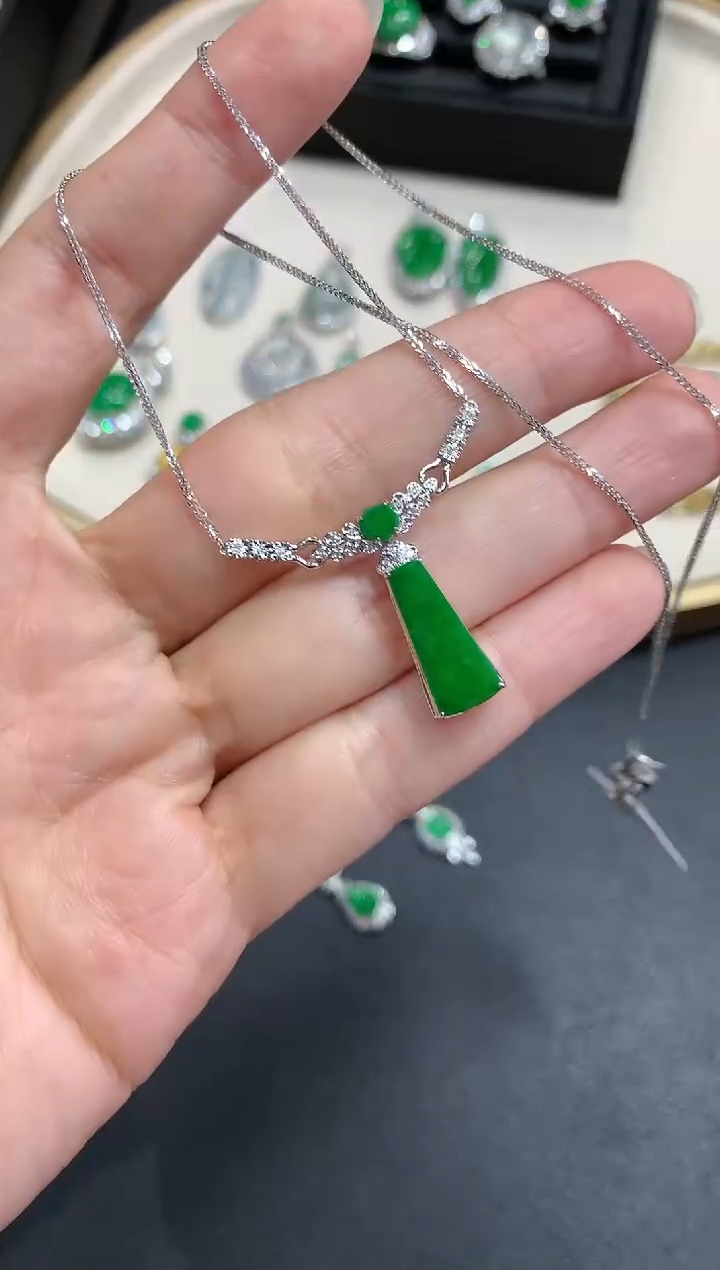 【闪购商品】翡翠项链18K金镶嵌A660|9800