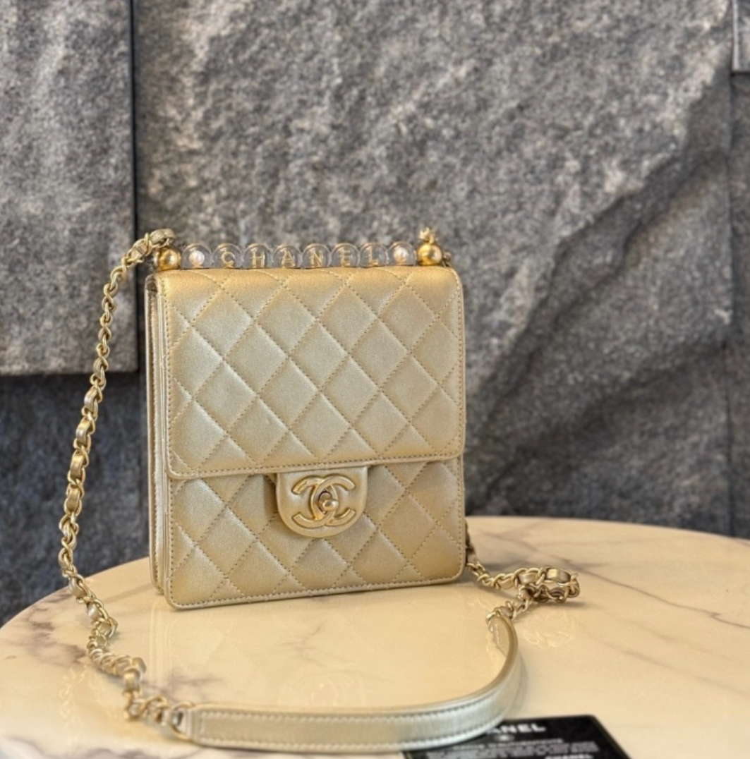 95新 Chanel/香奈儿 金色竖版珍珠字母链条包 底长16 30开带卡尘