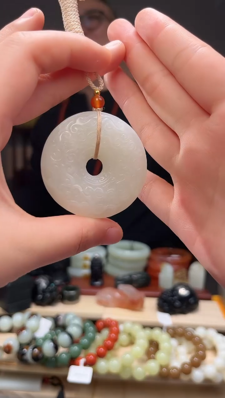 颈饰未镶嵌和田玉吊坠