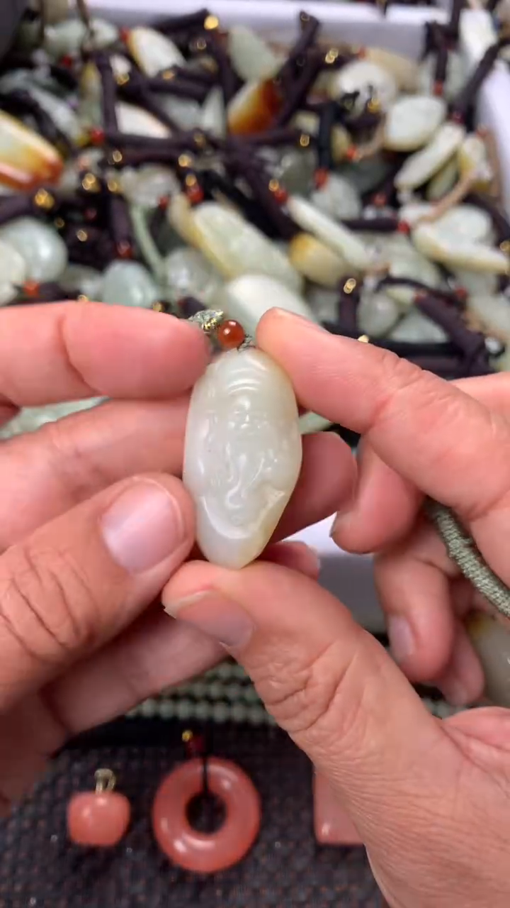 【闪购商品】和田玉颈饰未镶嵌多样性发货没有证书.拍一发一，有瑕