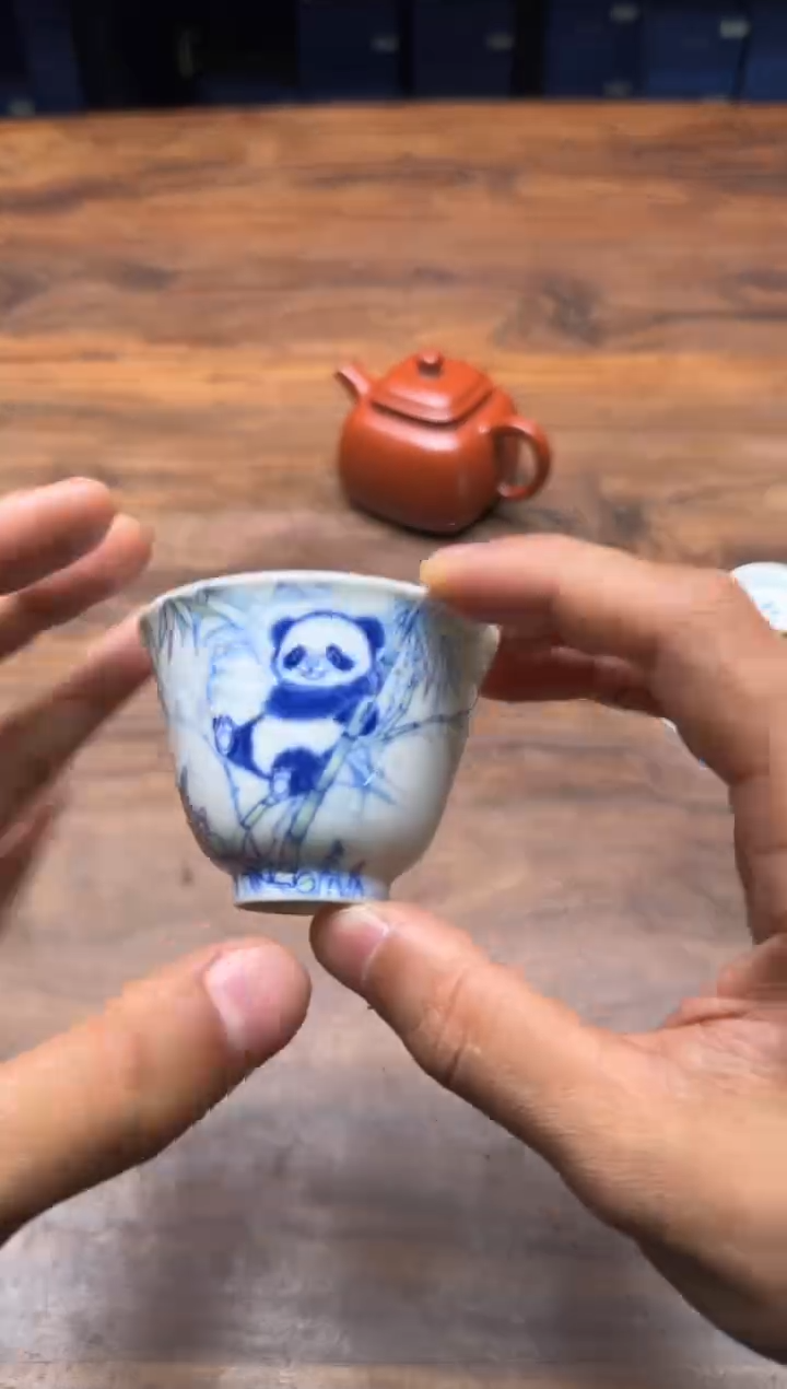 陶一儒堂 青花加彩熊猫铃铛杯