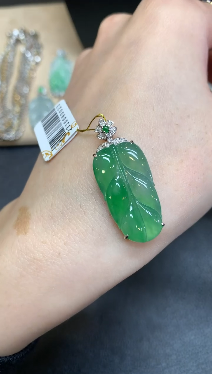 【闪购商品】翡翠颈饰18K金镶嵌叶子【无服务费】