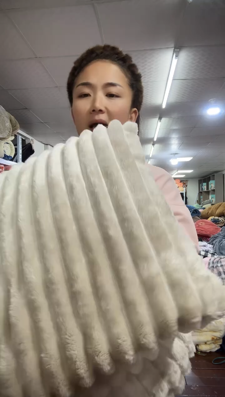 法兰绒毛毛虫加绒毛毯1.6*2