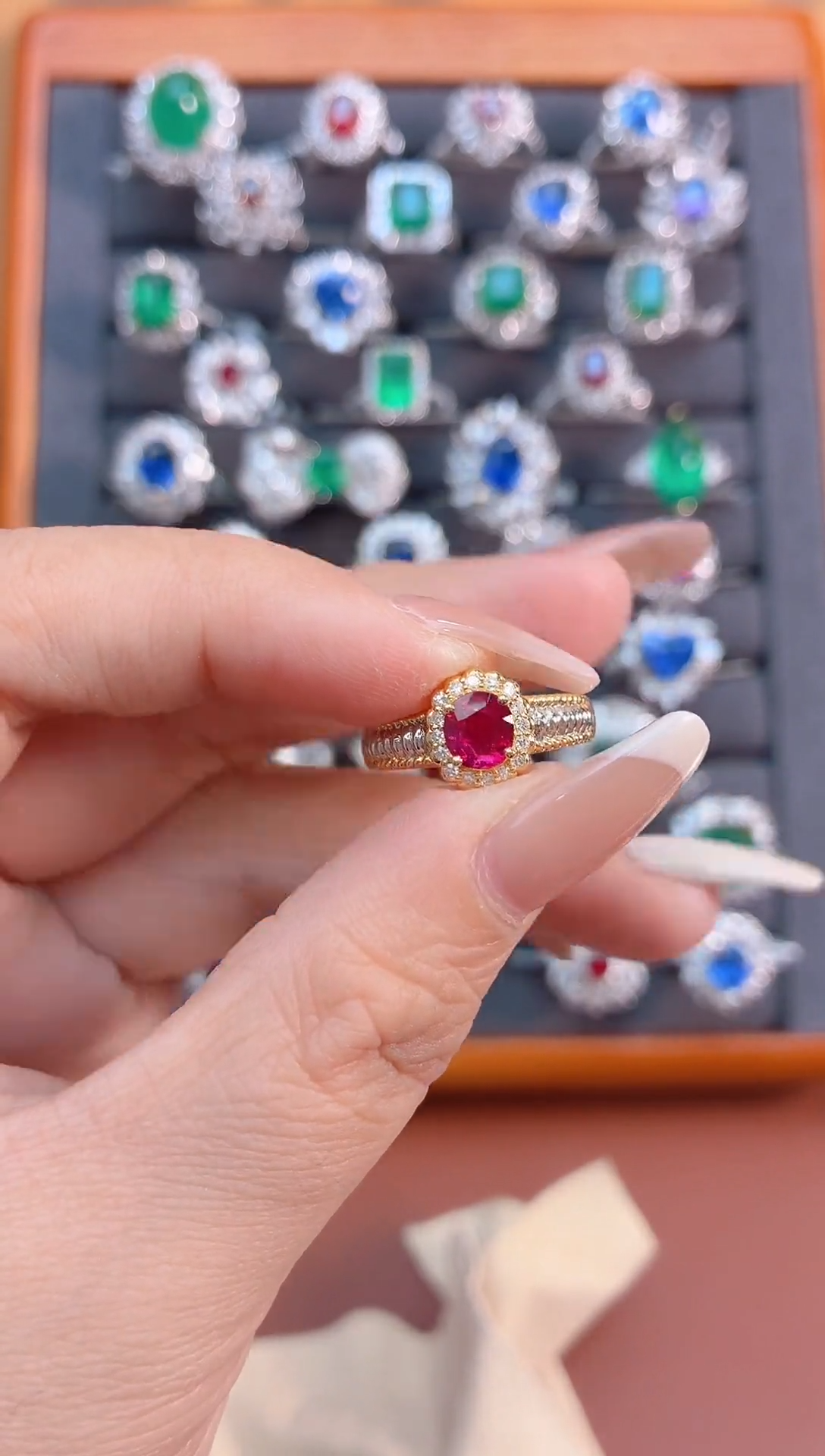 18K金镶嵌戒指红宝石-0.8克拉*无烧