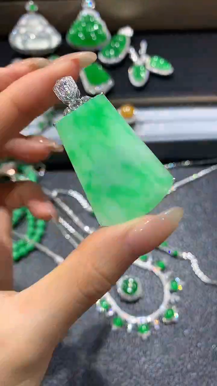 【闪购商品】翡翠吊坠(不含链)18K金镶嵌60团购