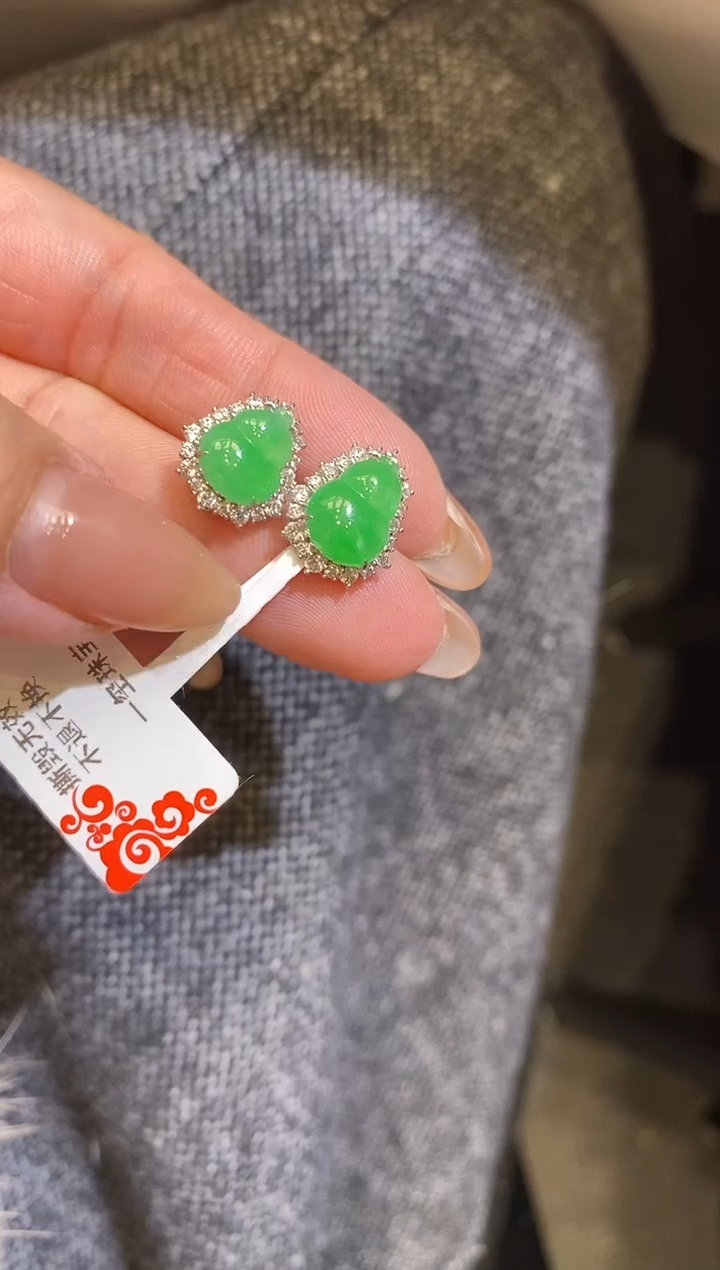 18K金镶嵌翡翠耳饰耳钉