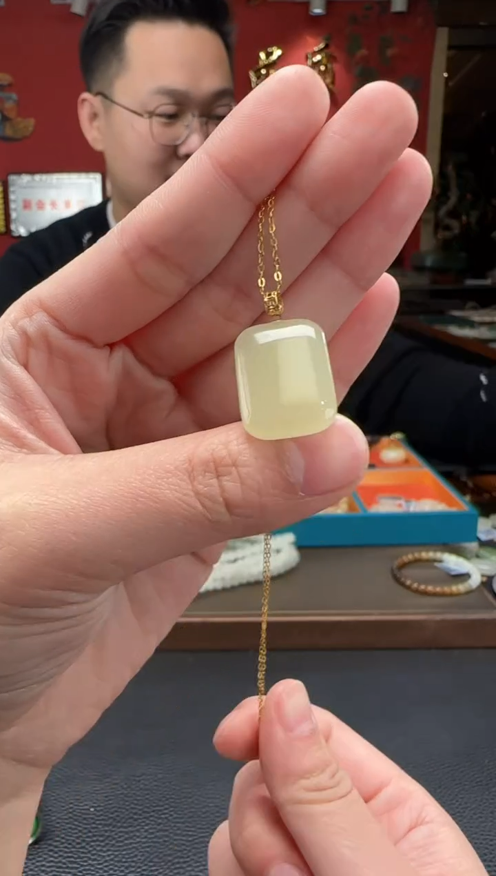 【闪购商品】和田玉颈饰18K金镶嵌黄口无事牌