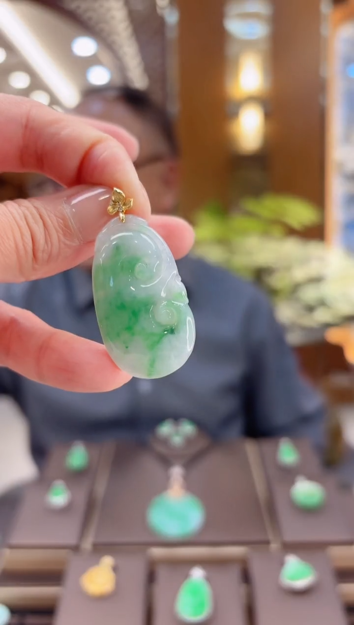 【闪购商品】翡翠吊坠(赠链)18K金镶嵌如意吊坠
