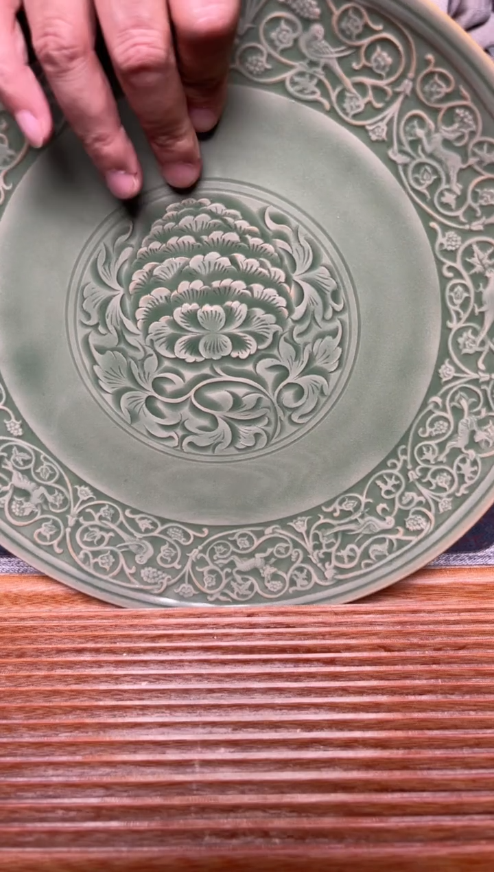 【闪购商品】盘半手工秘色塔牡丹大赏盘 带葵口