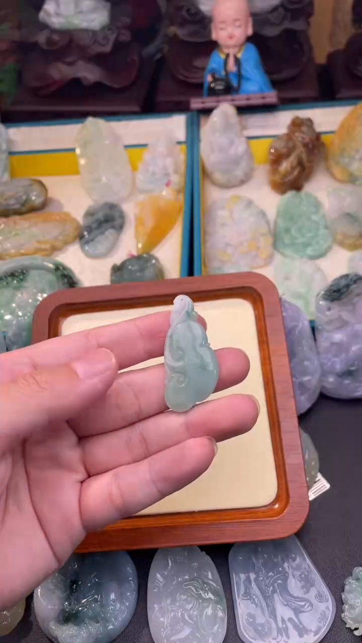 翡翠未镶嵌颈饰如意
