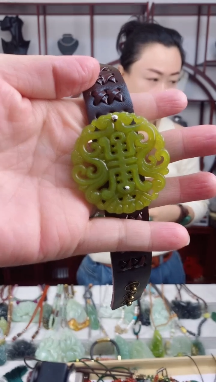 未镶嵌岫玉颈饰1