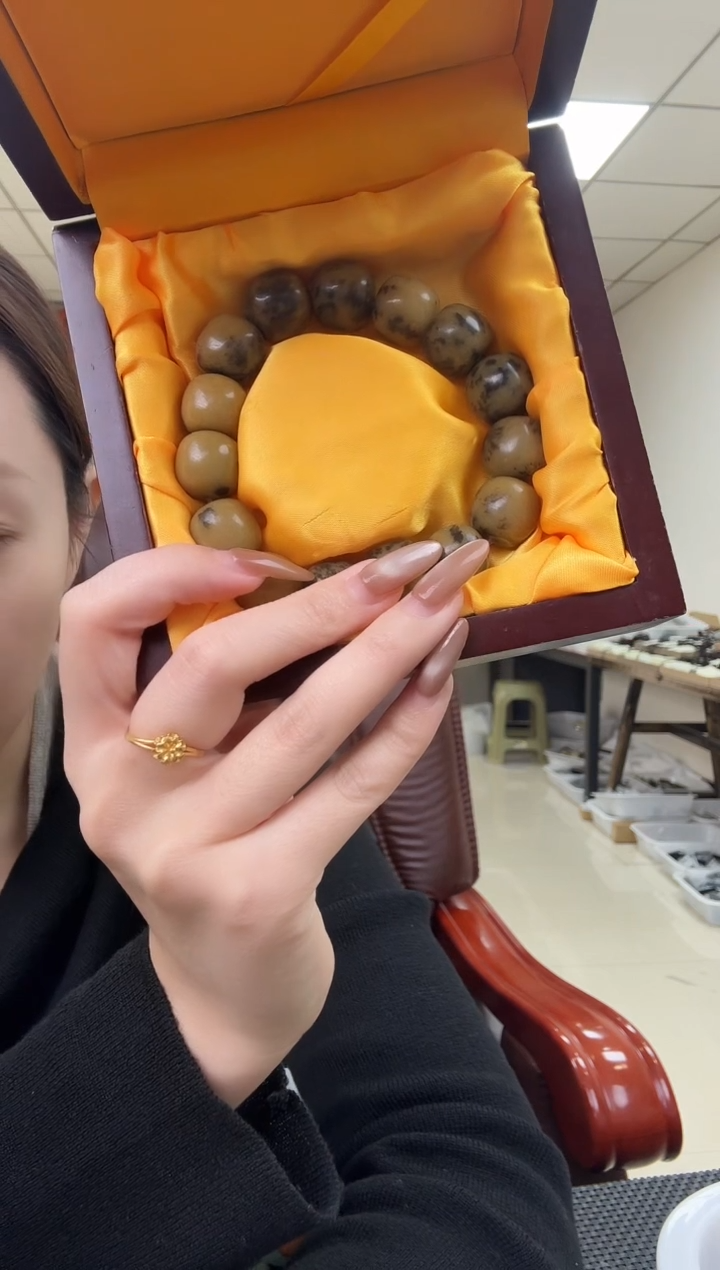 未镶嵌手串透闪石质玉 草花 老型手串