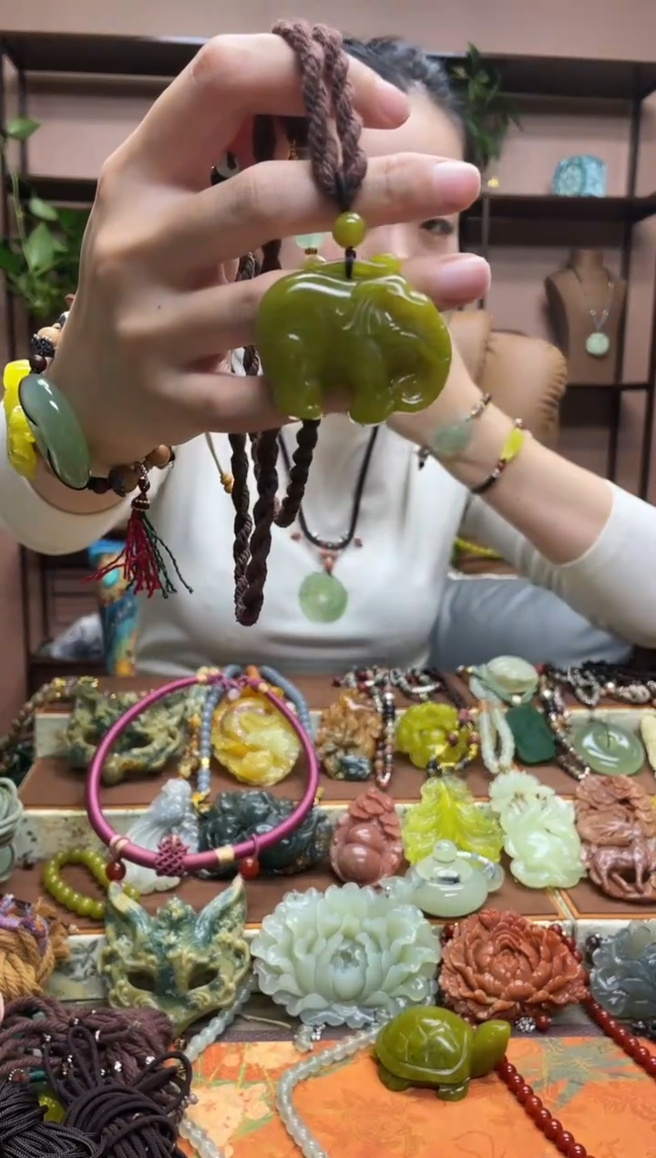 未镶嵌岫玉颈饰多样性发货发其中之一