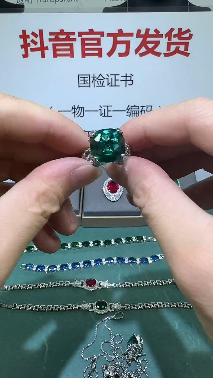18K金镶嵌戒指祖母绿1