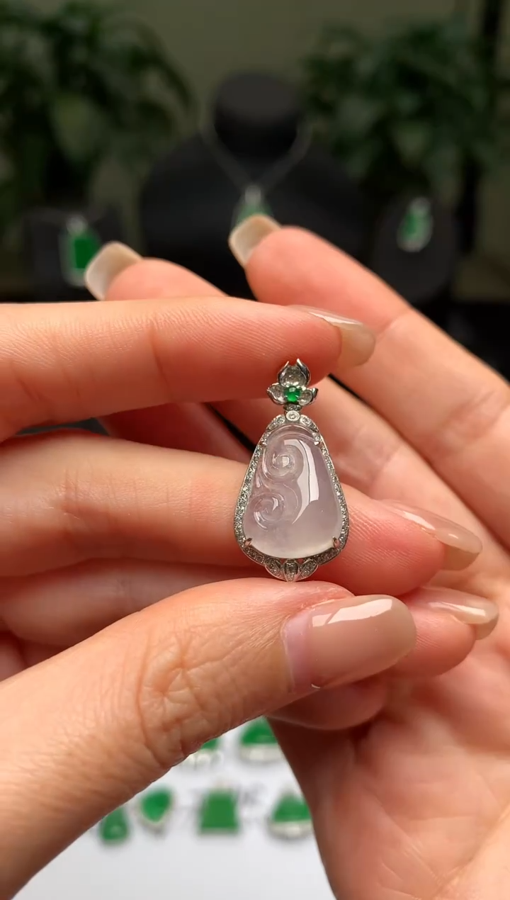 颈饰18K金镶嵌翡翠如意