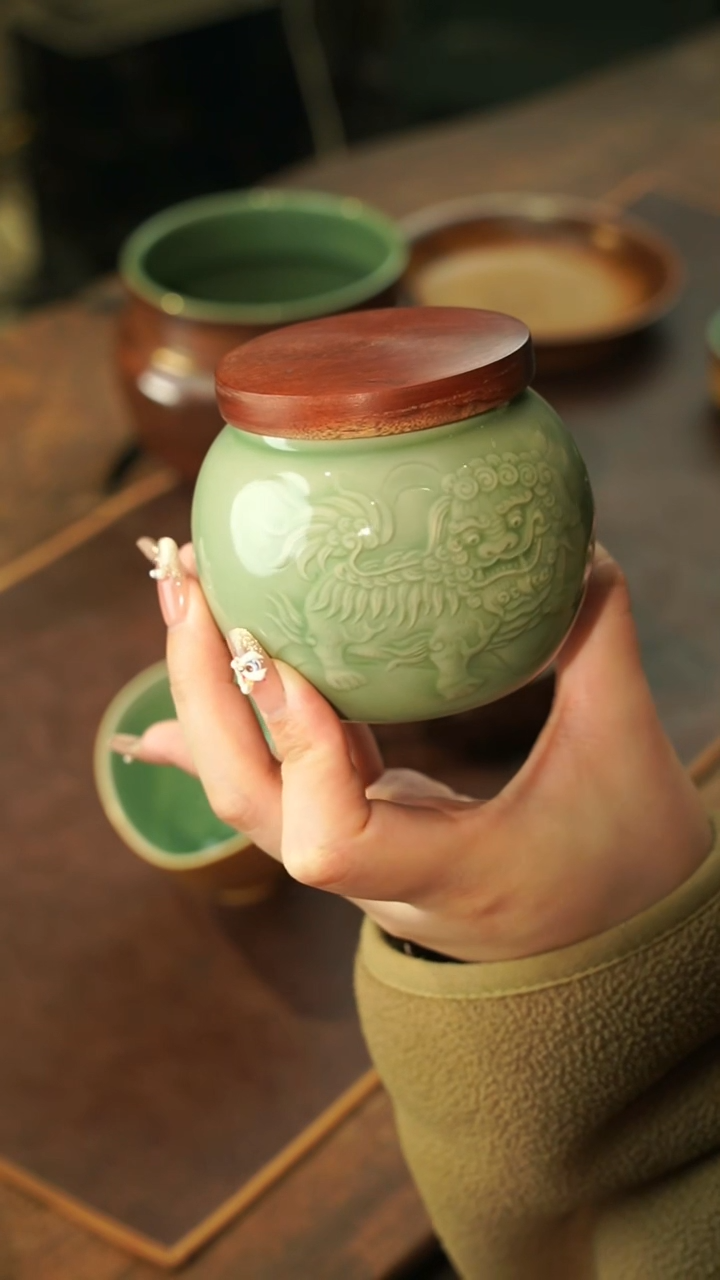 【闪购商品】瓷片廖道剑 狮来运转 盖罐