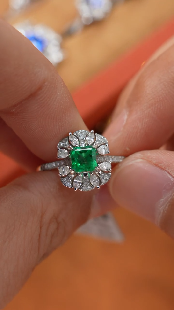 【闪购商品】祖母绿戒指18K金镶嵌0.5ct哥伦比亚