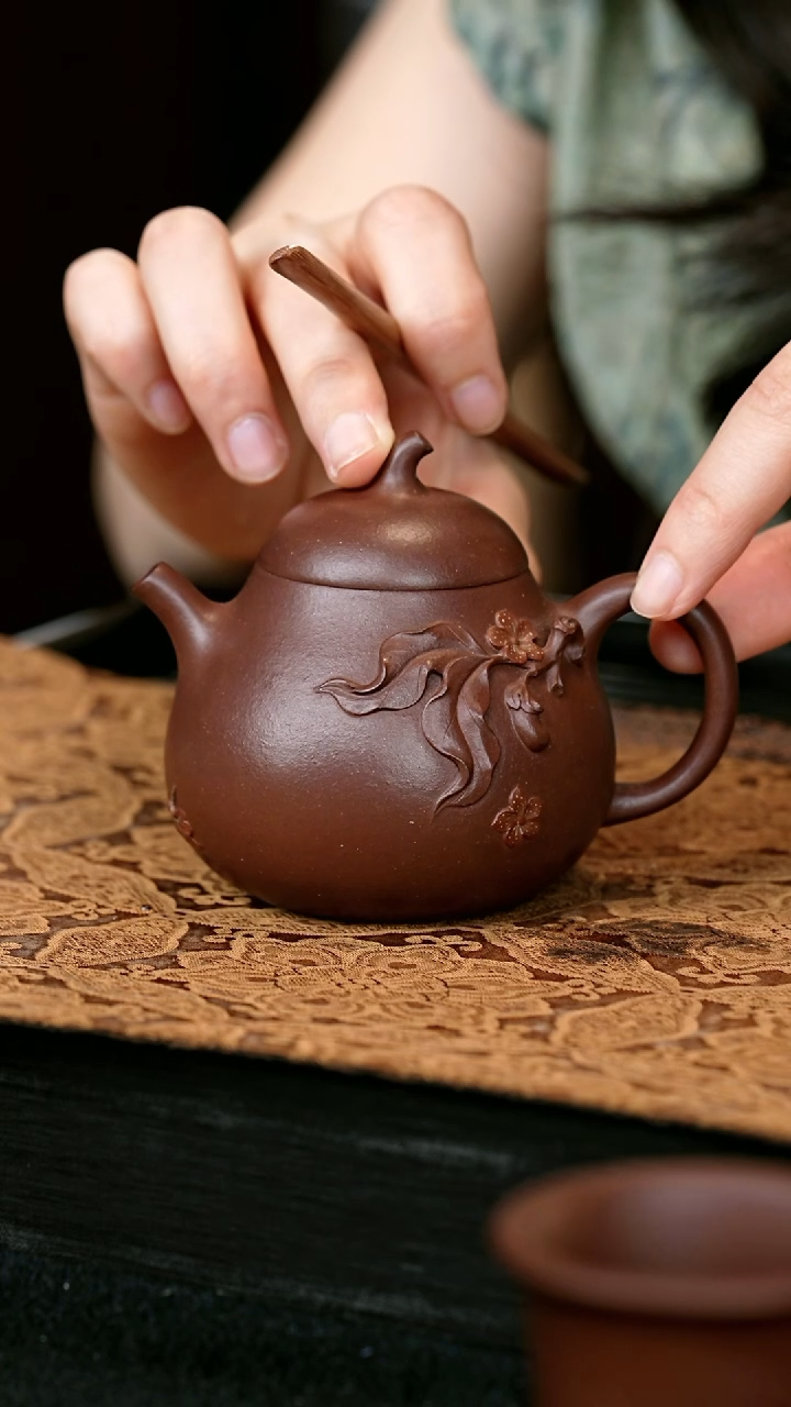 茶壶紫砂茄瓜壶 一物见春制
