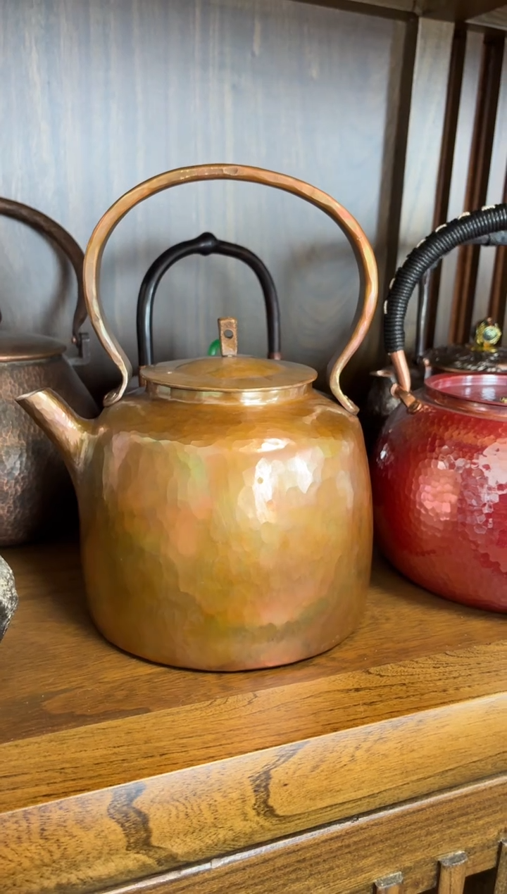 相****。大号包浆色老铜壶  