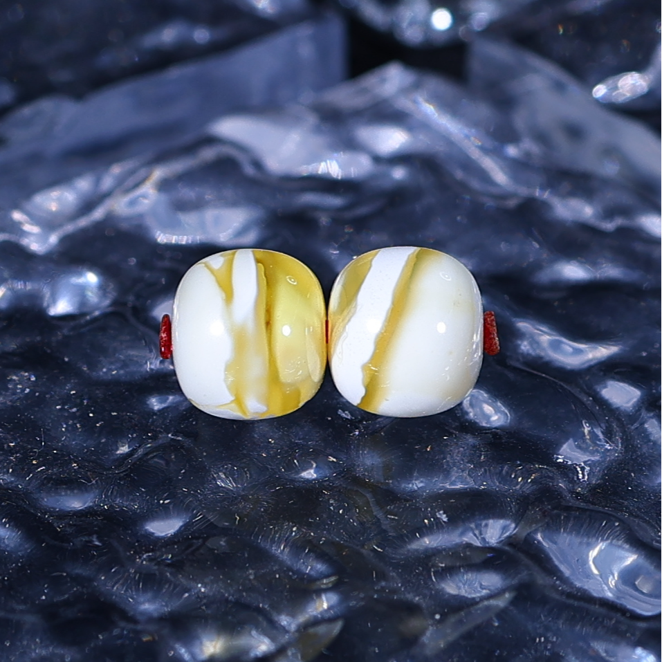 L202  9.2mm金漆白溶洞顺纹妖老型蜜蜡对珠文玩配珠配饰