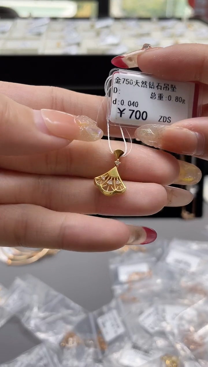 【闪购商品】钻石吊坠(不含链)18K金镶嵌剪断标绳不退不换