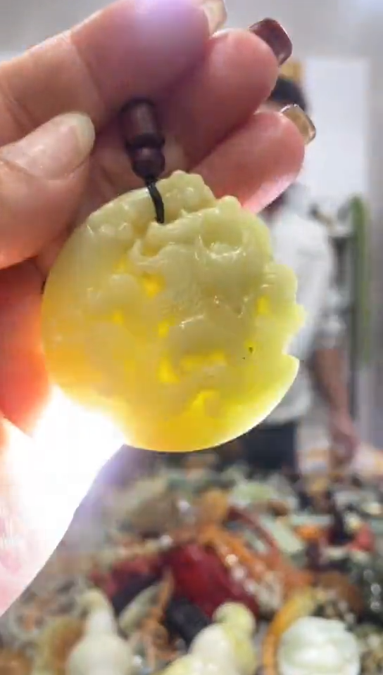 未镶嵌蛇纹石玉吊坠   