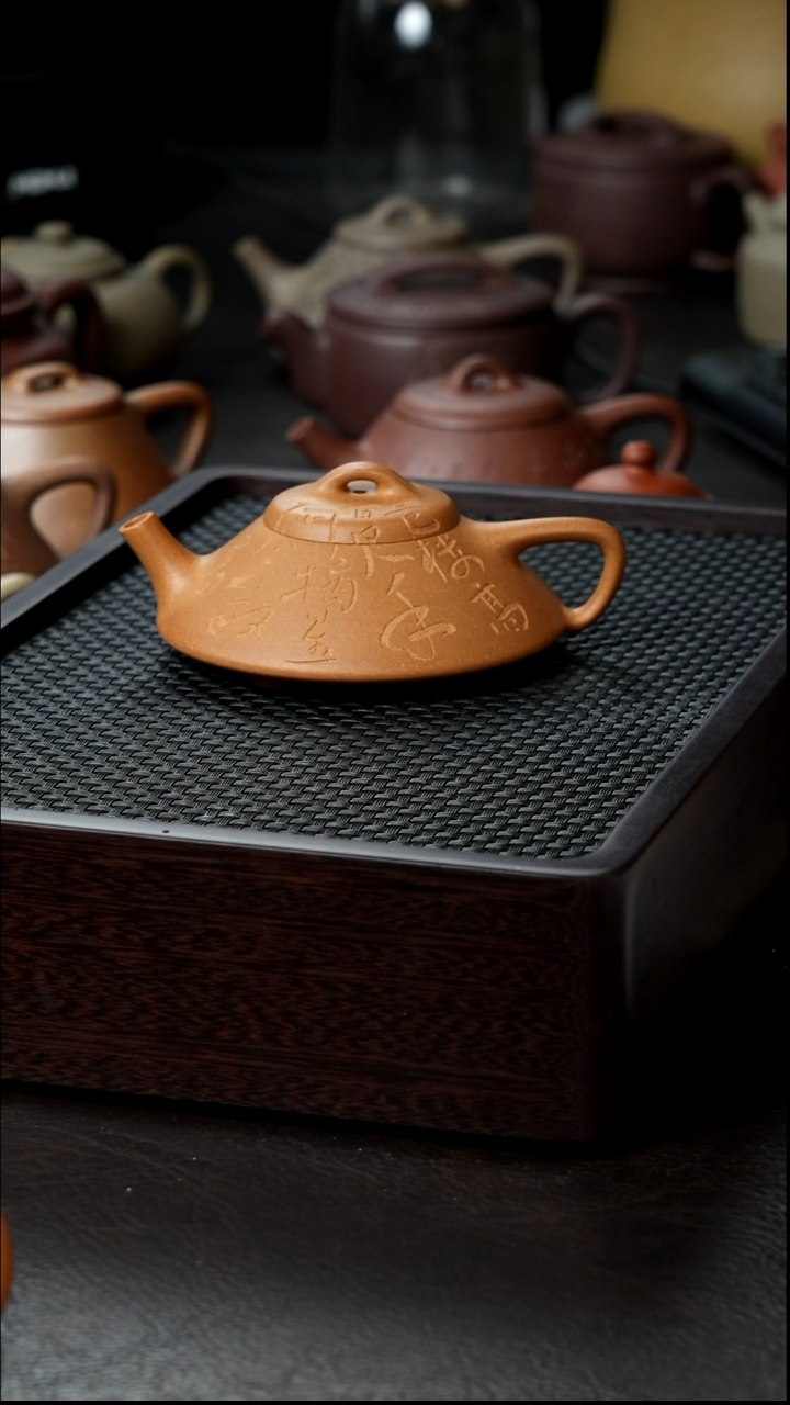茶壶紫砂黄金段合瓢半手120刻字            微瑕