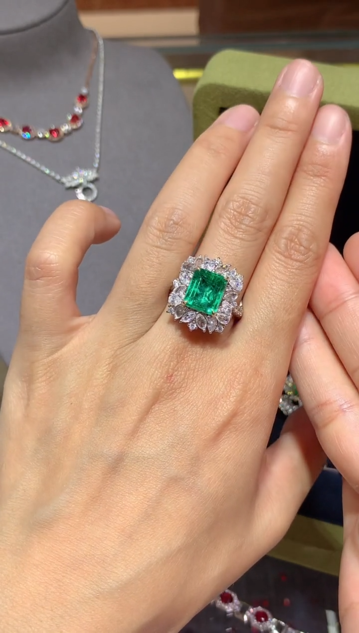 【闪购商品】祖母绿戒指18K金镶嵌3.75CT vvg微油 两用