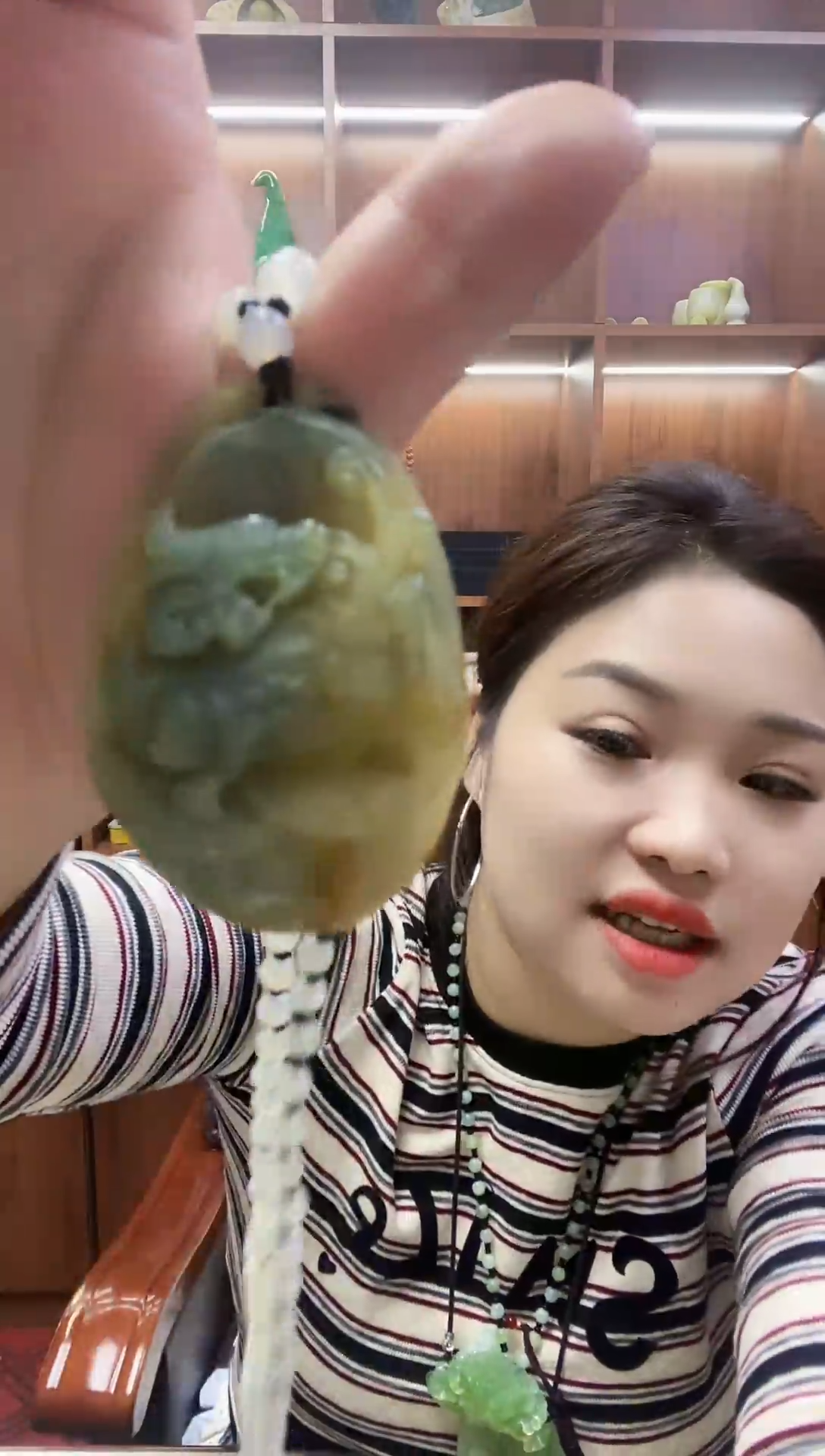 未镶嵌蛇纹石玉吊坠   