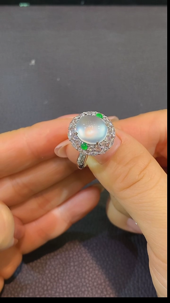 18K金镶嵌戒指翡翠戒指