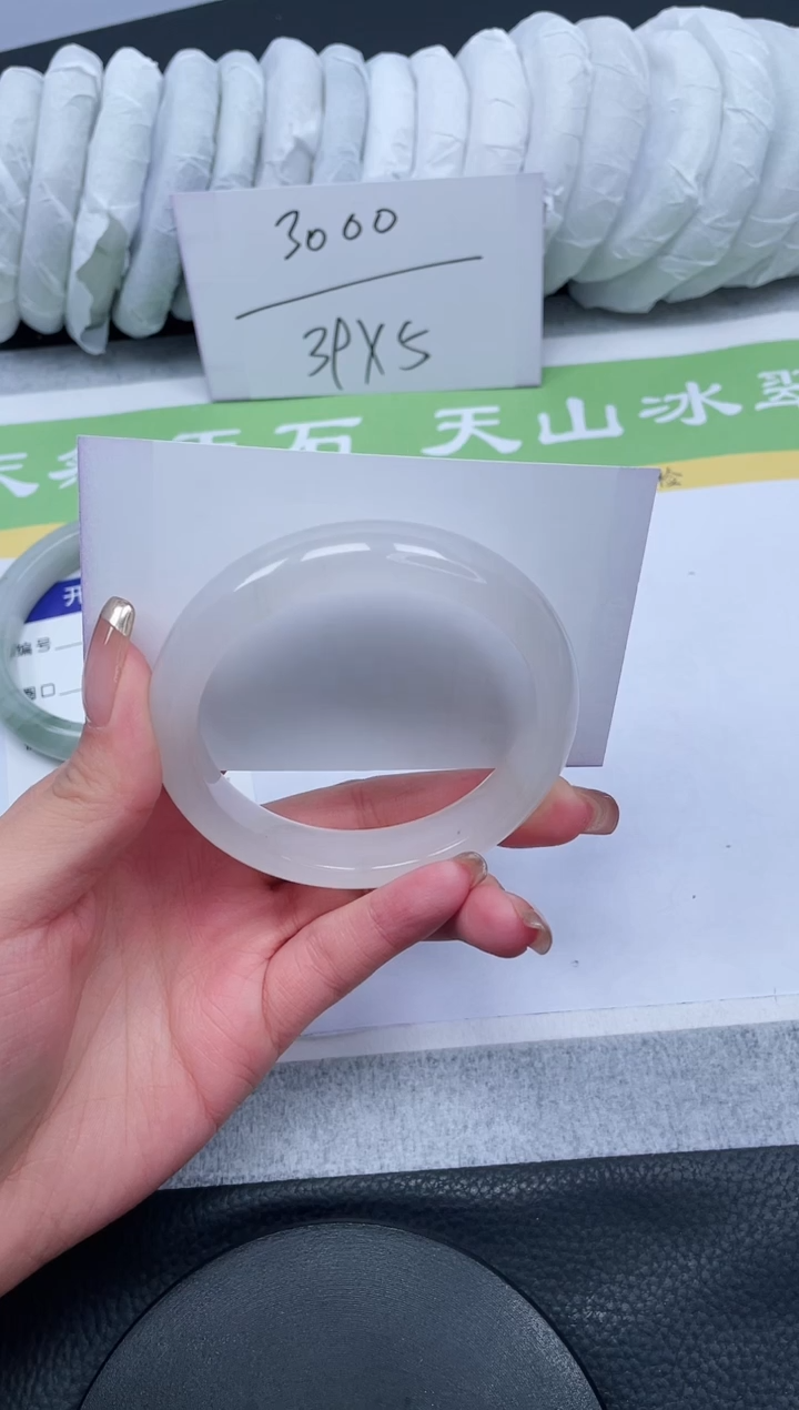 【闪购商品】石英质玉手镯未镶嵌A63-56+(微微一抹翠)