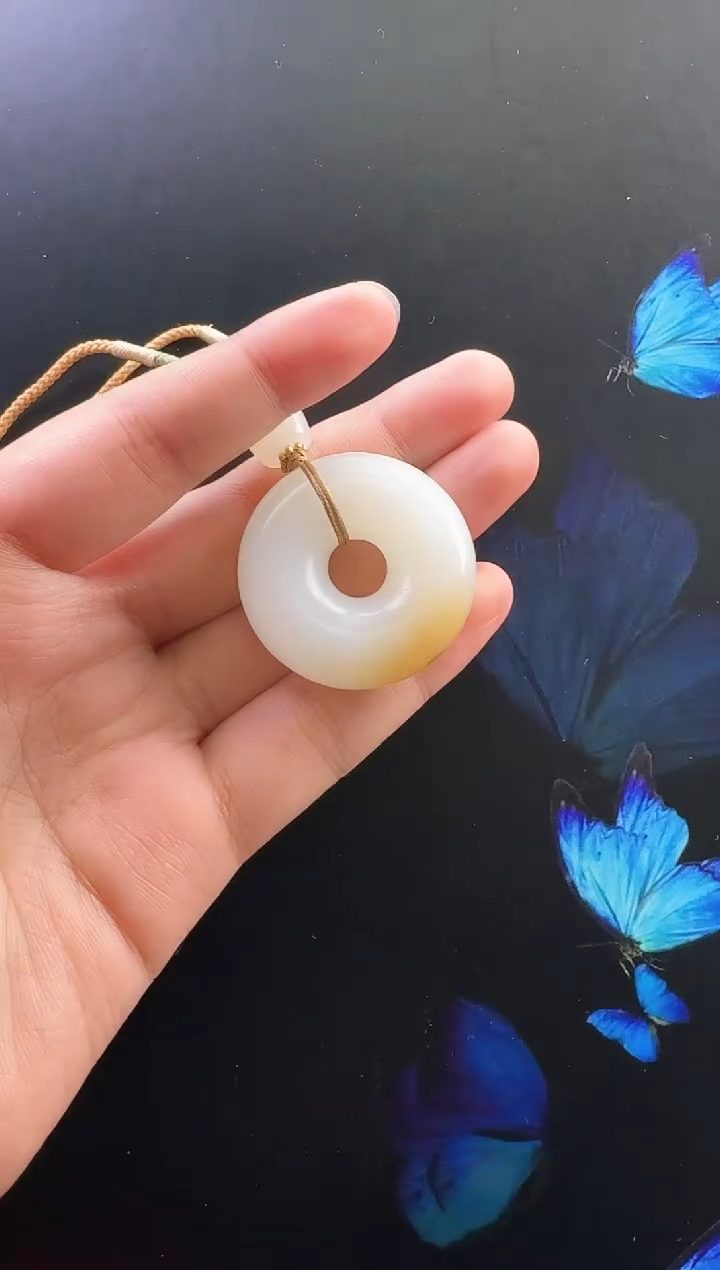 颈饰未镶嵌和田玉吊坠