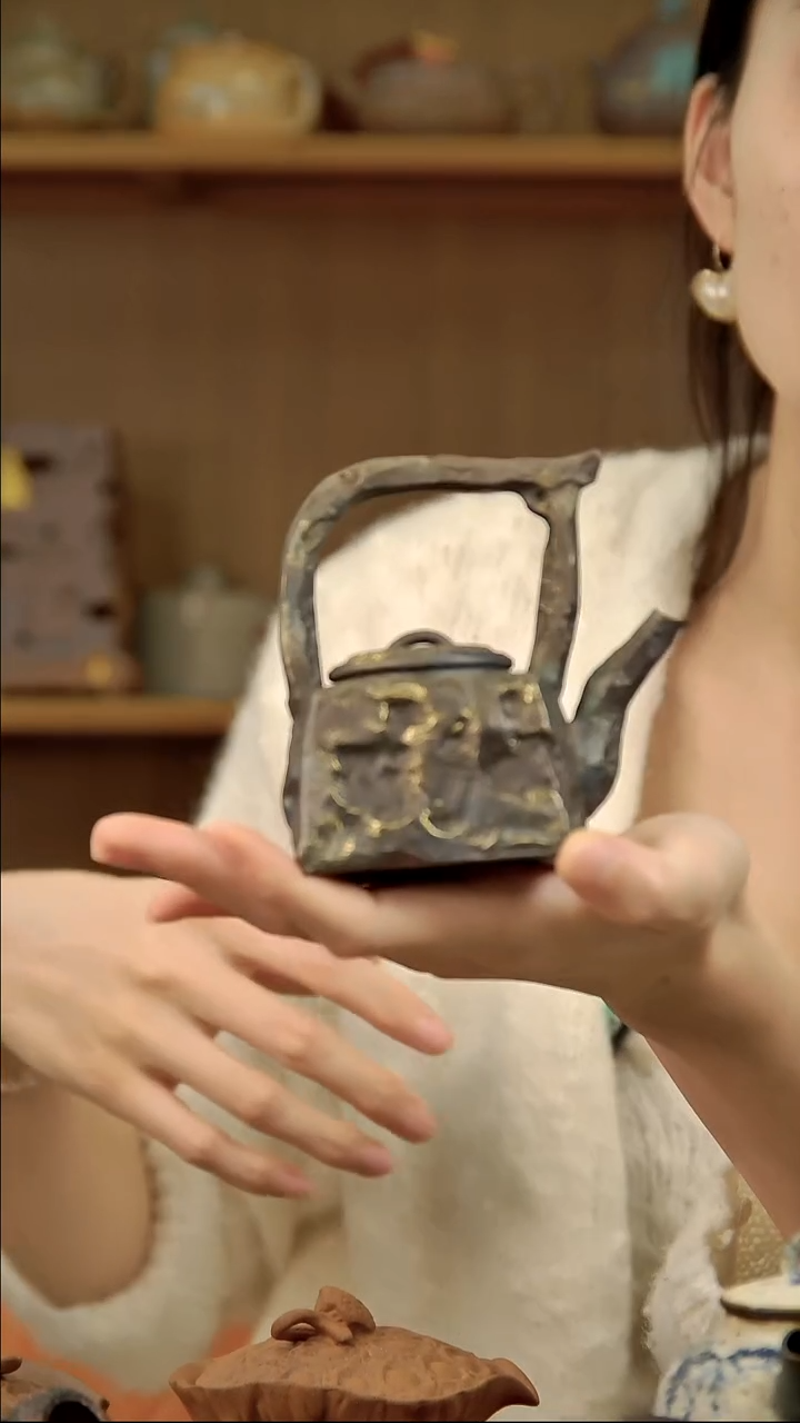 言野手作  鎏银提梁壶