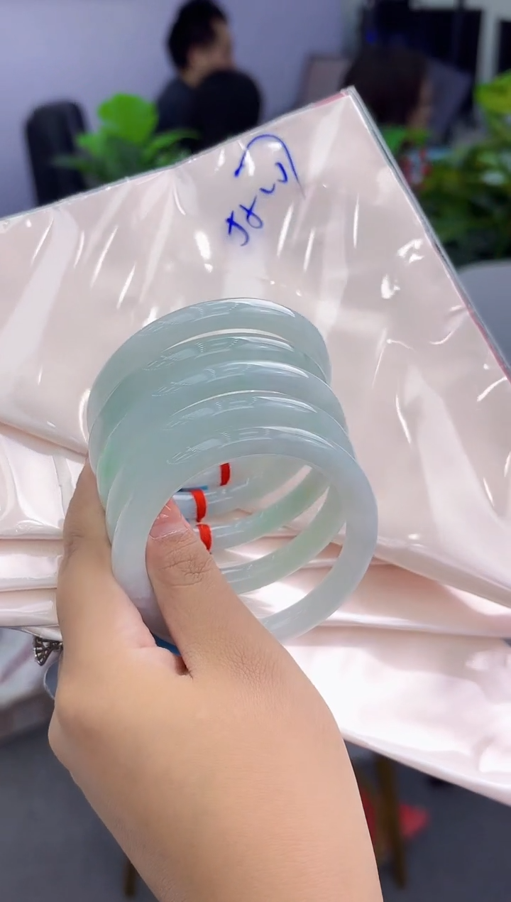 【闪购商品】翡翠手镯未镶嵌翡翠手镯多样性发其一